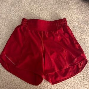lululemon high rise (4.5in) hotty hot
